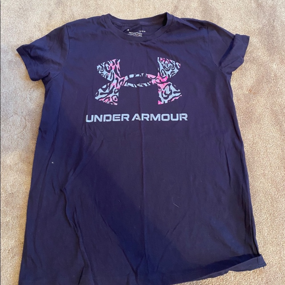 Under armor t-shirt. It is a size large. The main color is navy